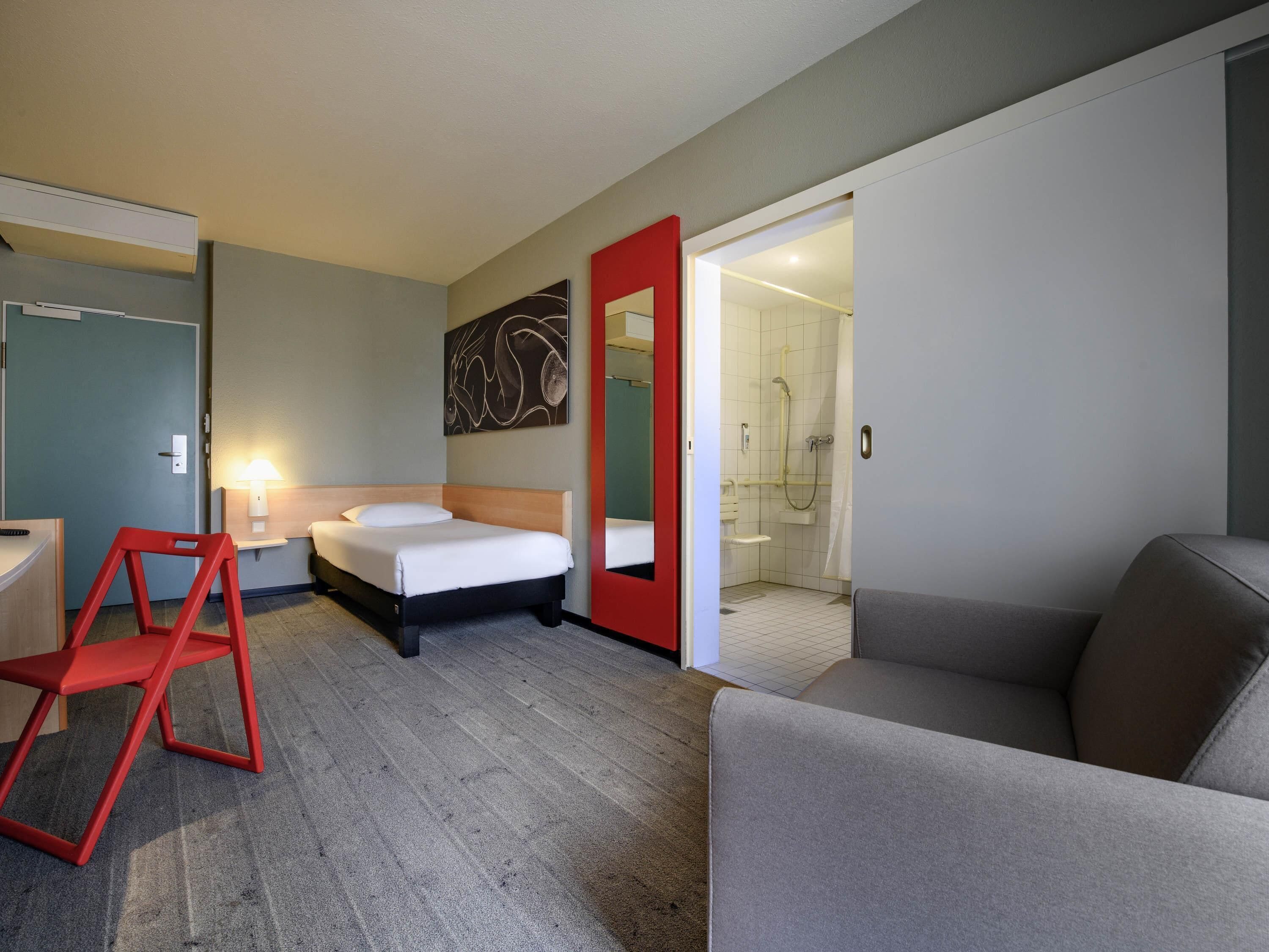 Standard Room, 1 Double Bed, Accessible | Hypo-allergenic bedding, desk, soundproofing, iron/ironing board