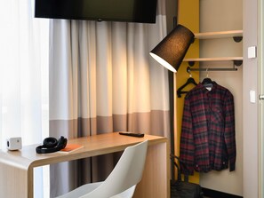 Comfort Room, 1 Double Bed, Balcony | Hypo-allergenic bedding, desk, soundproofing, iron/ironing board