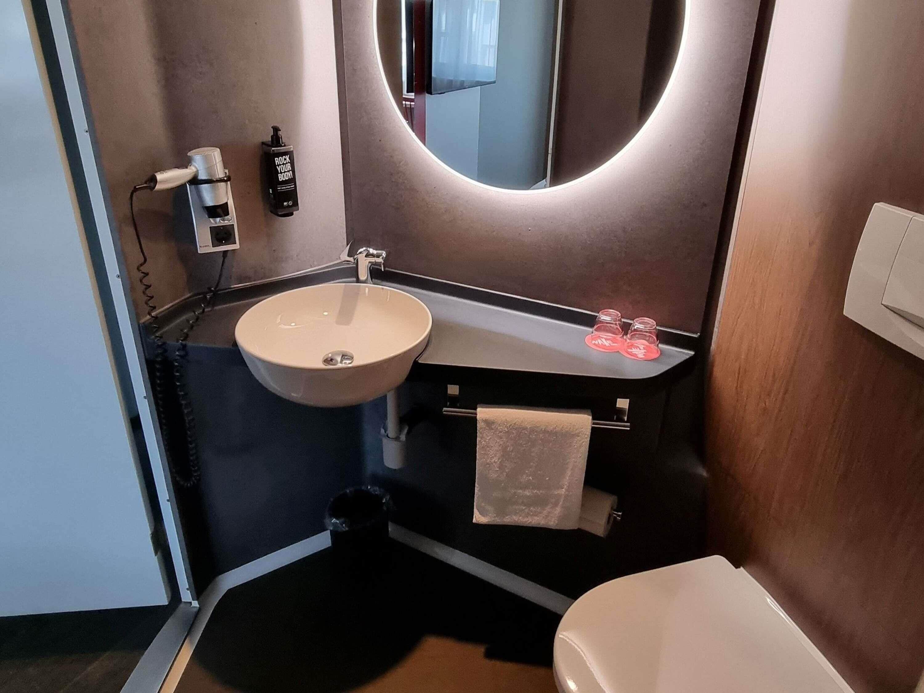 standard room, 2 single beds | hypo-allergenic bedding, desk, soundproofing, iron/ironing board