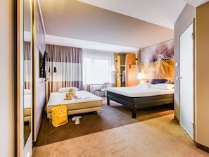 Familien-Doppelzimmer, 1 Doppelbett und Schlafsofa | Allergikerbettwaren, Schreibtisch, schallisolierte Zimmer