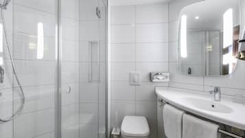 Dusche, umweltfreundliche Kosmetikartikel, Haartrockner, Handtücher