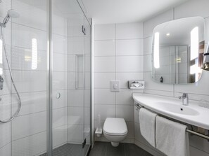 Shower, eco-friendly toiletries, hair dryer, towels - ibis Luebeck (Lübeck)