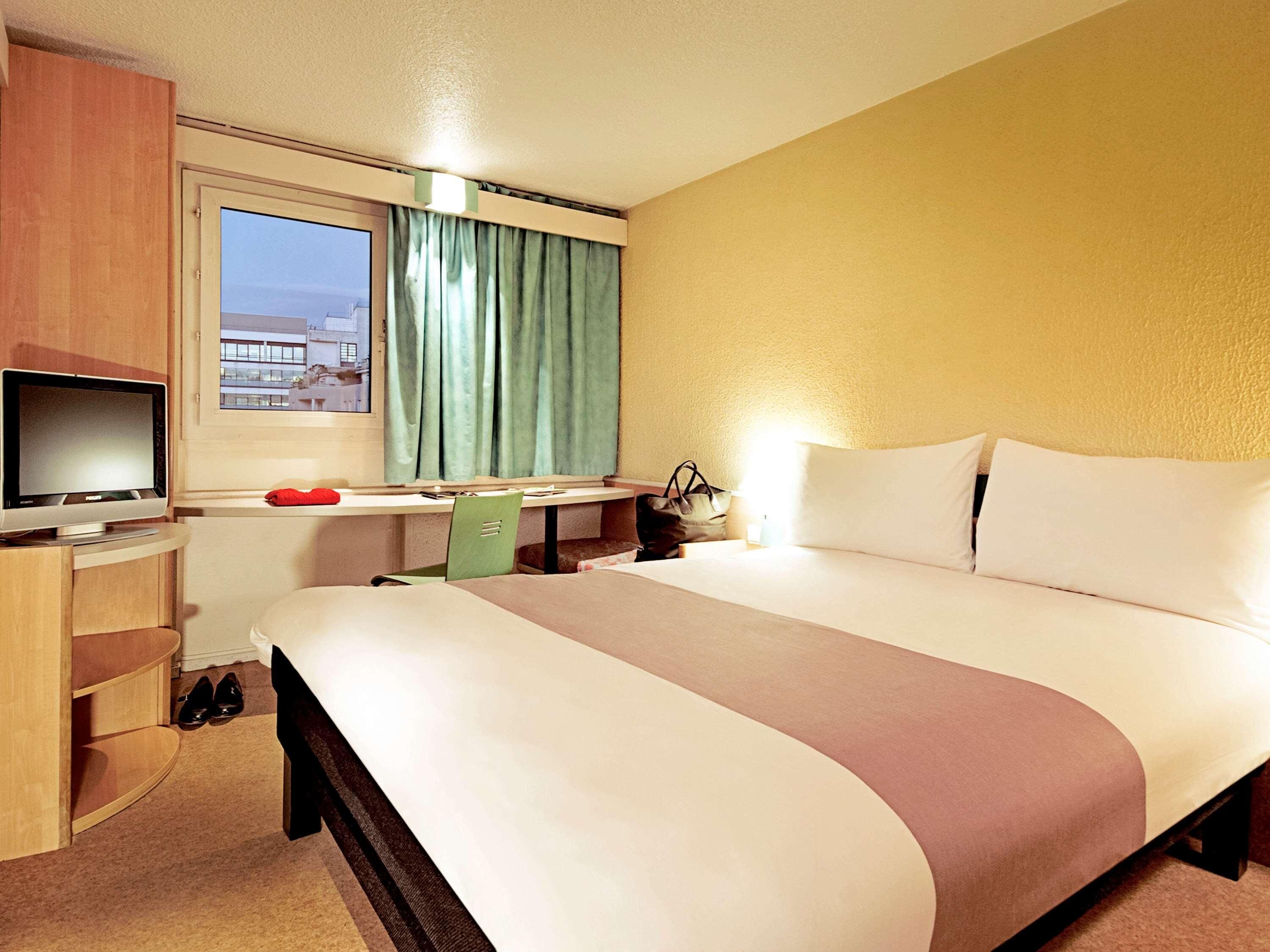 Premium bedding, desk, soundproofing, free WiFi