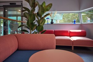 Siddeområde i lobbyen