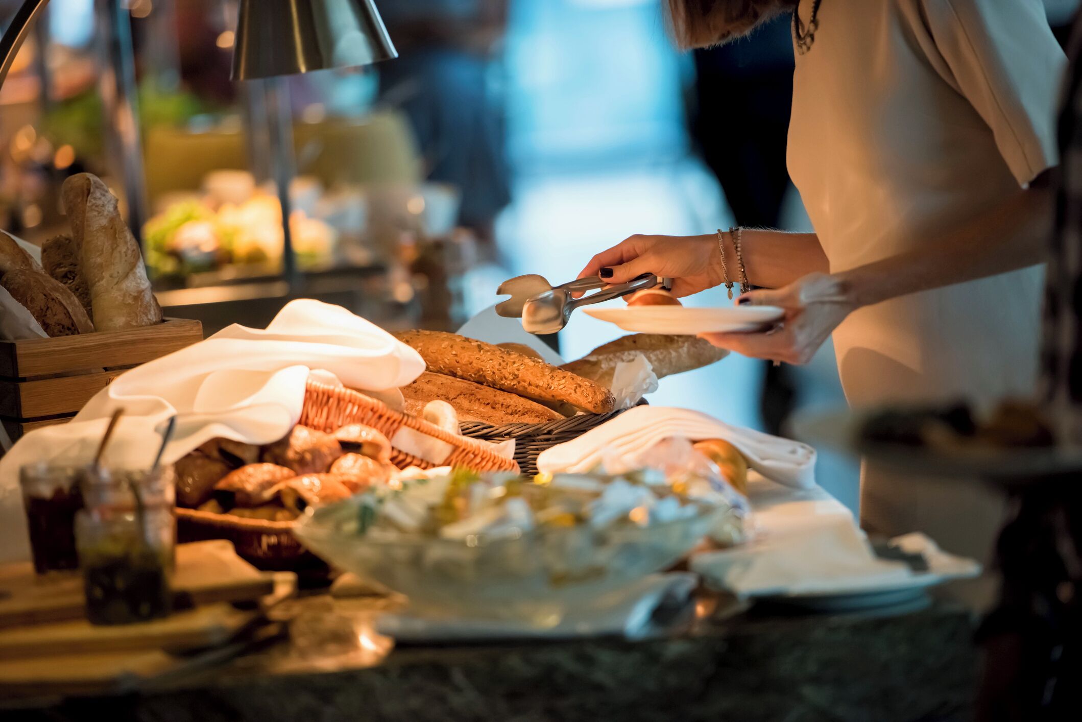 每日供应自助式早餐（每人 EUR 18）