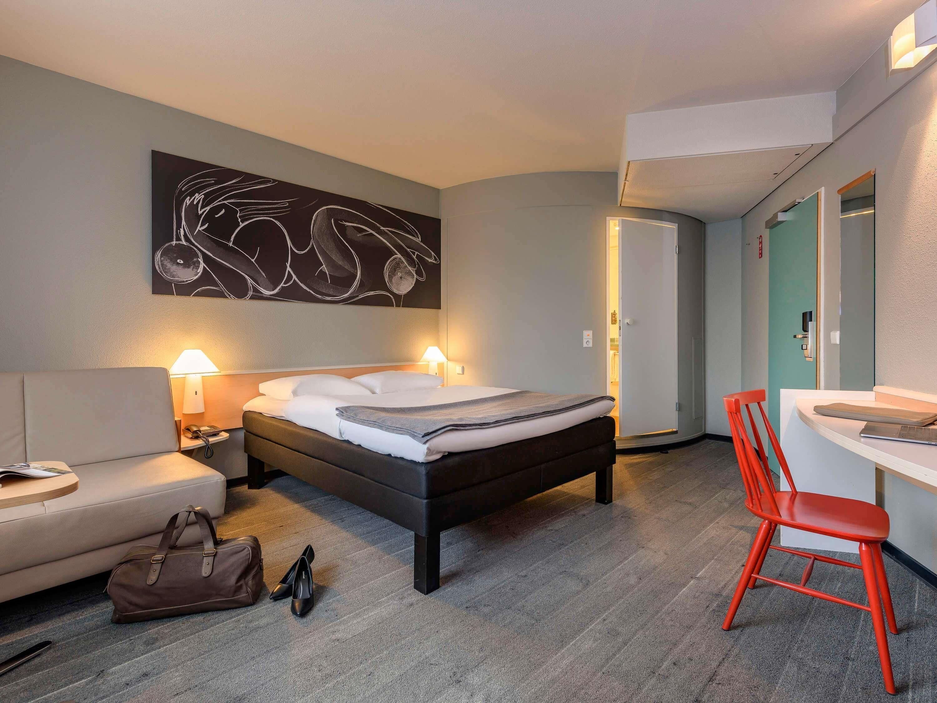 Zimmer, 1 Doppelbett und Schlafsofa | Allergikerbettwaren, Zimmersafe, Schreibtisch