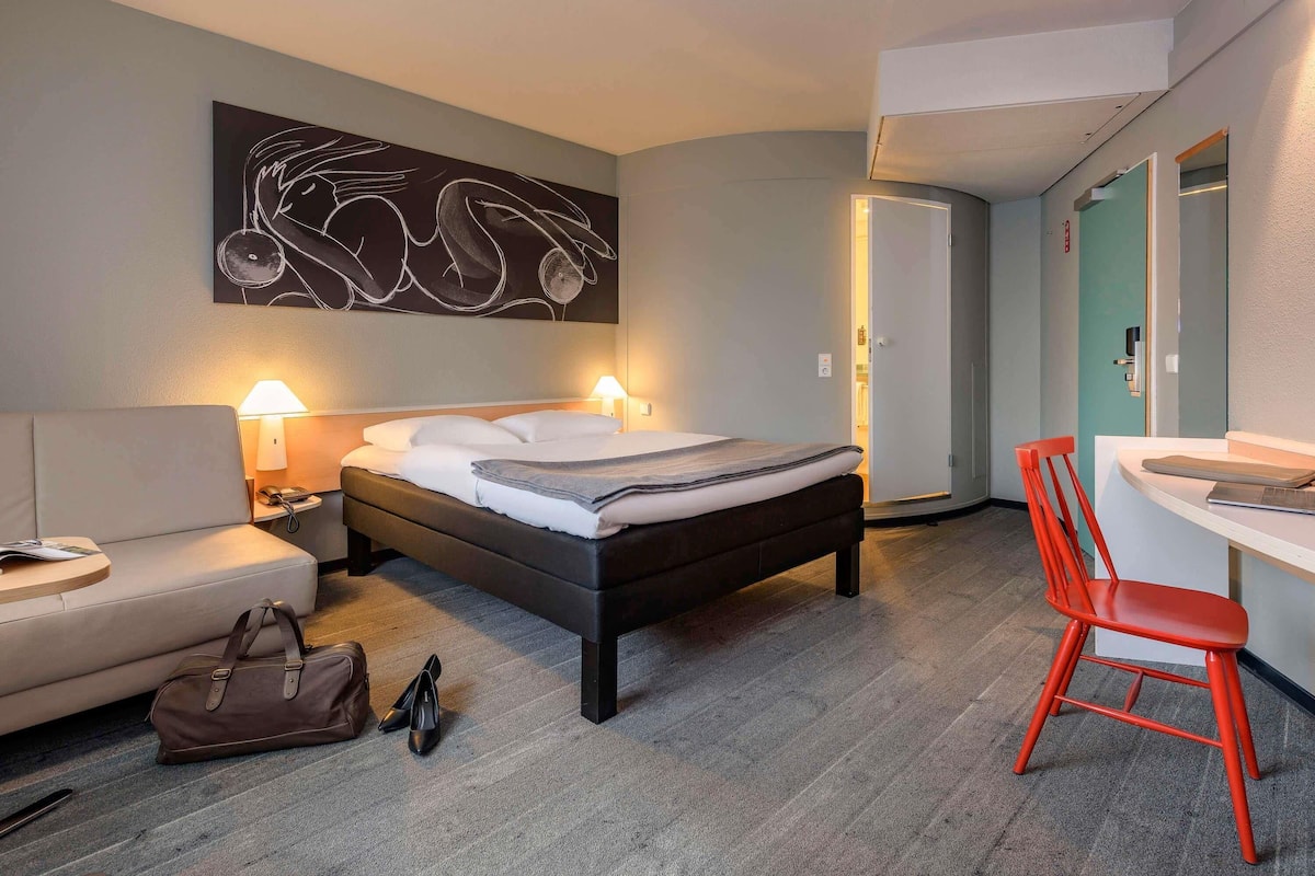 Ropa de cama hipoalergénica y caja de seguridad en la habitación