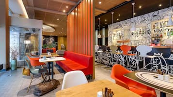 Petit déjeuner buffet (19 EUR par personne)