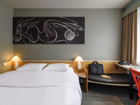 Zimmer mit 1 Doppelbett (160 x 200 cm), neues Schlafkomfort-Konzept. ibis Hamburg Alsterring