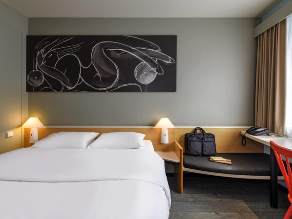 Zimmer mit 1 Doppelbett (160 x 200 cm), neues Schlafkomfort-Konzept | Allergitestade sängkläder, värdeförvaringsskåp på rummet och skrivbord