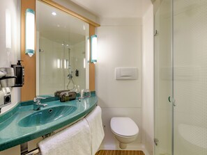 Shower, eco-friendly toiletries, hair dryer, towels - ibis Hamburg Alsterring (Hamburg)