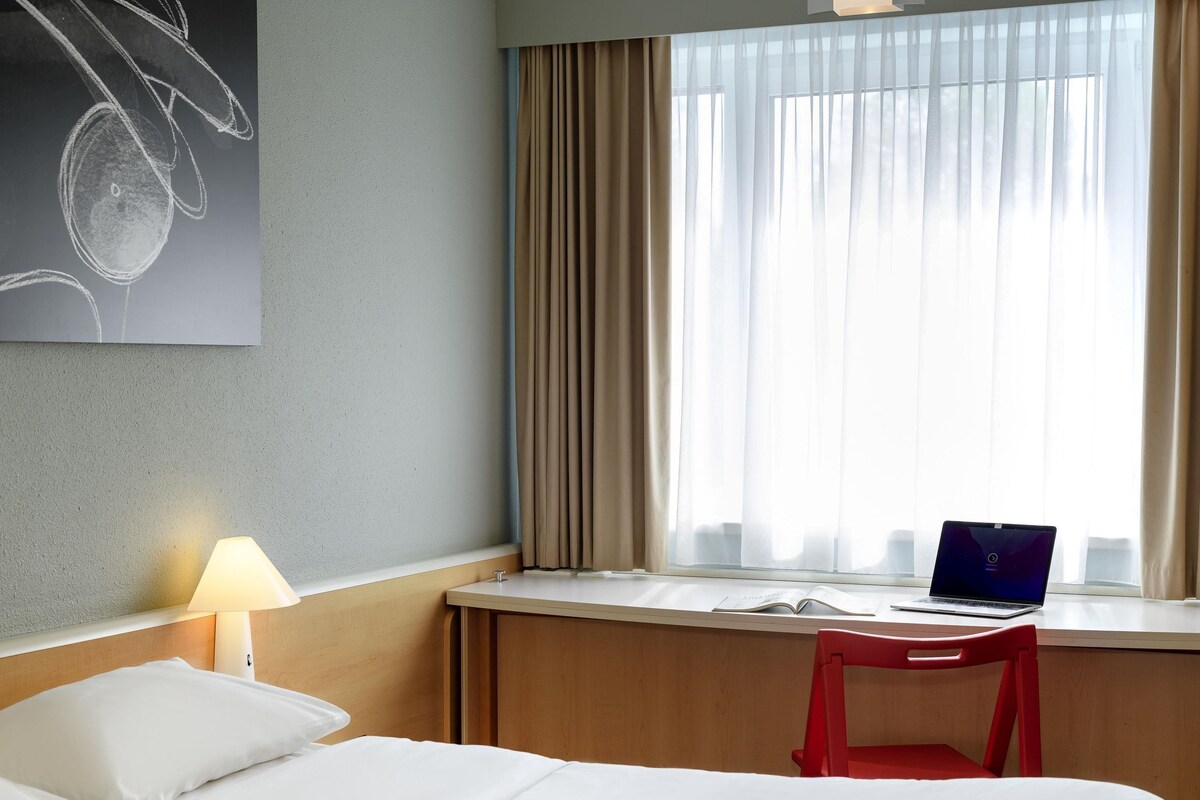 Doppelbett (160 x 200 cm), neues Schlafkomfort-Konzept und Kinderbett (80 x 170 cm) | 저자극성 침구, 책상, 노트북 작업 공간, 방음 설비