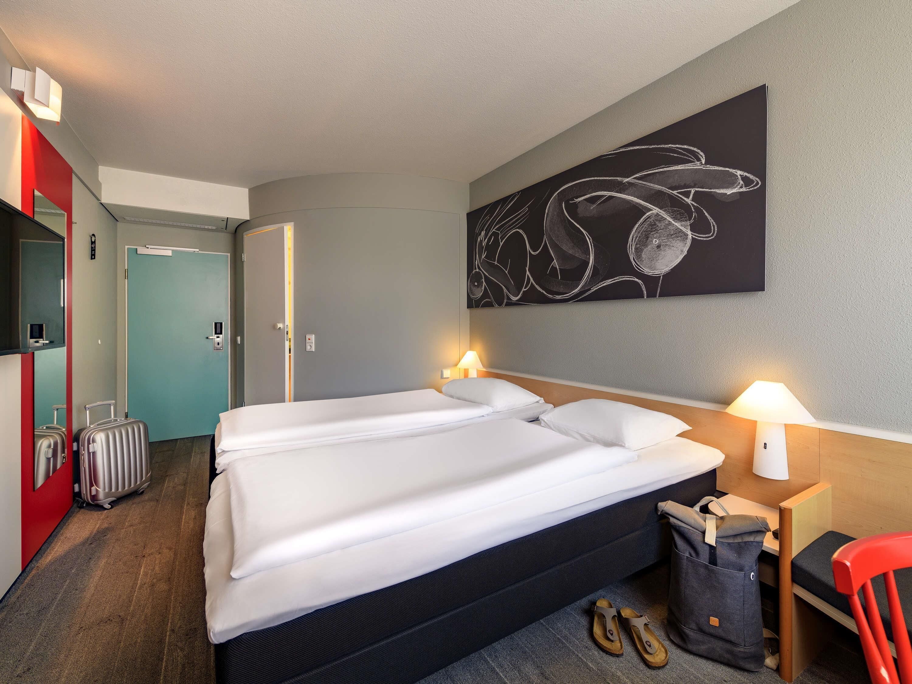 Zimmer mit 2 Einzelbetten, neues Schlafkomfort-Konzept | Allergikerbettwaren, Zimmersafe, Schreibtisch