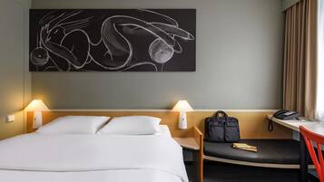 Zimmer mit 1 Doppelbett (160 x 200 cm), neues Schlafkomfort-Konzept | Allergikerbettwaren, Zimmersafe, Schreibtisch