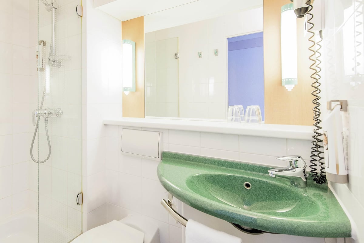 Ropa de cama hipoalergénica, escritorio y cortinas blackout