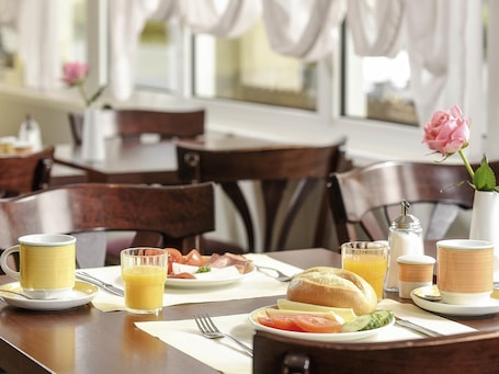 Daily buffet breakfast (EUR 17.50 per person)