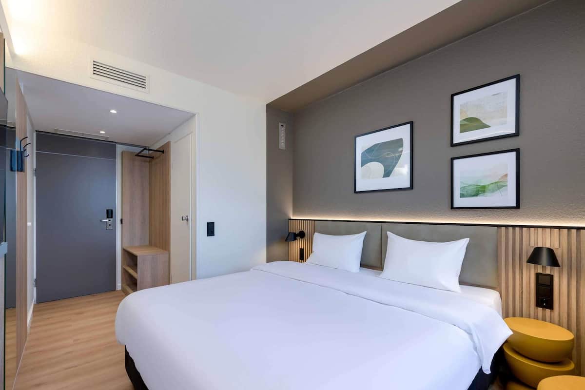Ropa de cama hipoalergénica, escritorio y cortinas blackout