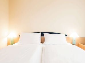 Kahden hengen standard-huone (kaksi sänkyä), 2 yhden hengen sänkyä | Allergiatestatut vuodevaatteet, työpöytä, pimennysverhot, äänieristys