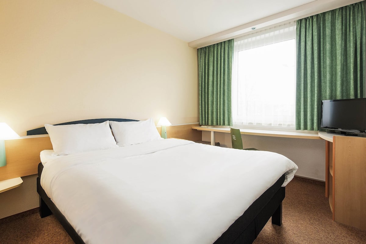 Hypo-allergenic bedding, desk, blackout drapes, soundproofing