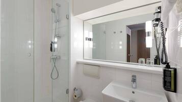 Comfort Room, 1 Double Bed, Courtyard Area | Hypo-allergenic bedding available, blackout drapes, soundproofing