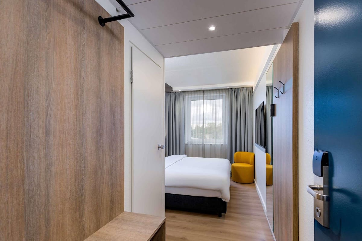 Ropa de cama hipoalergénica, escritorio y cortinas blackout