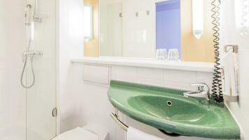 Biancheria da letto ipoallergenica, una scrivania, tende oscuranti