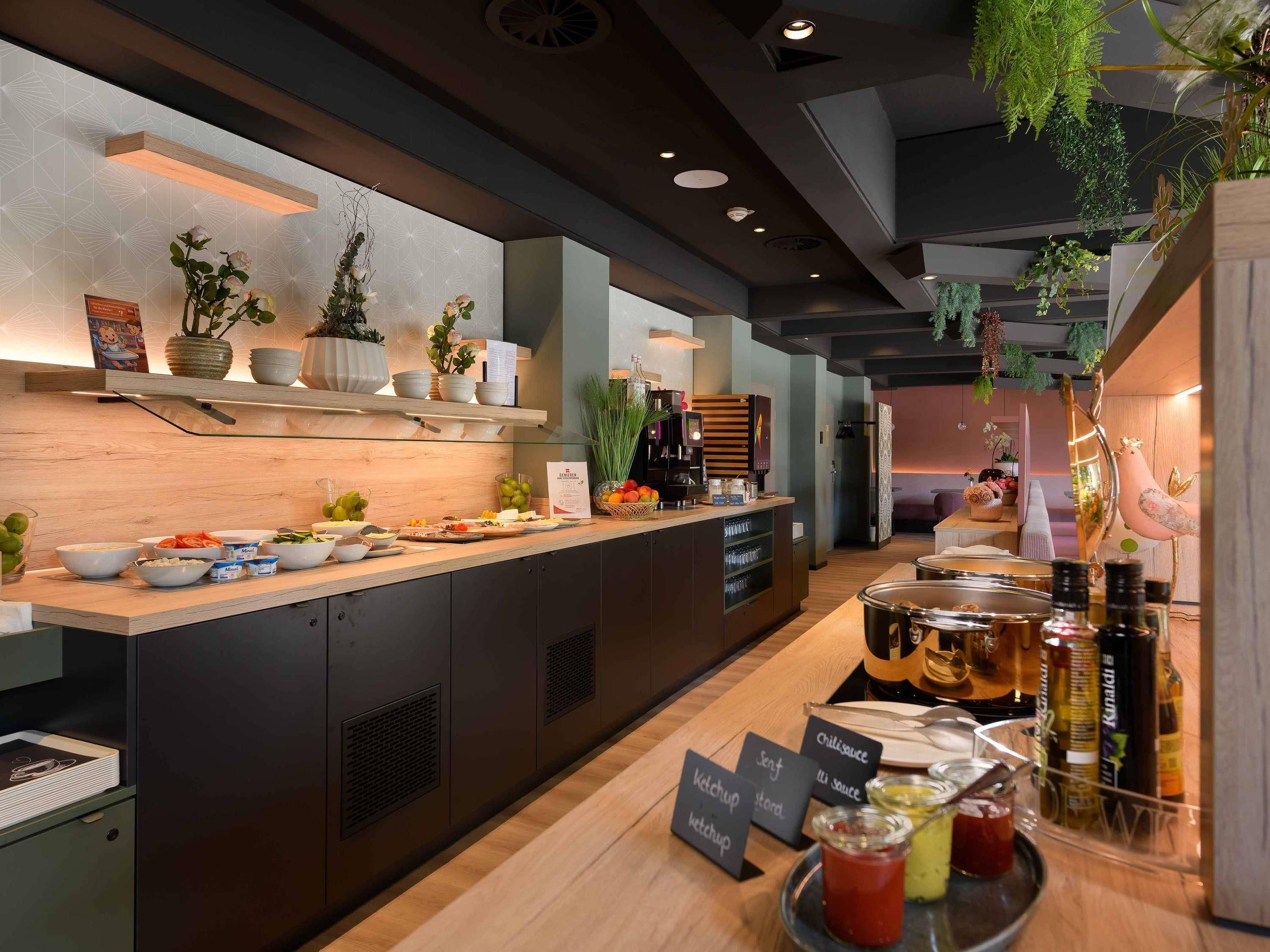 Ein moderner Küchenbereich mit einem Buffet, das verschiedene Speisen und Beilagen umfasst.