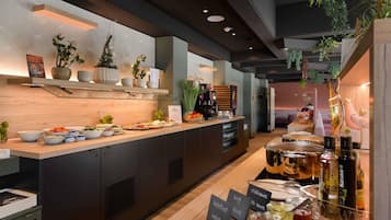 Een moderne keukenruimte met een buffetopstelling, inclusief diverse gerechten en sauzen.