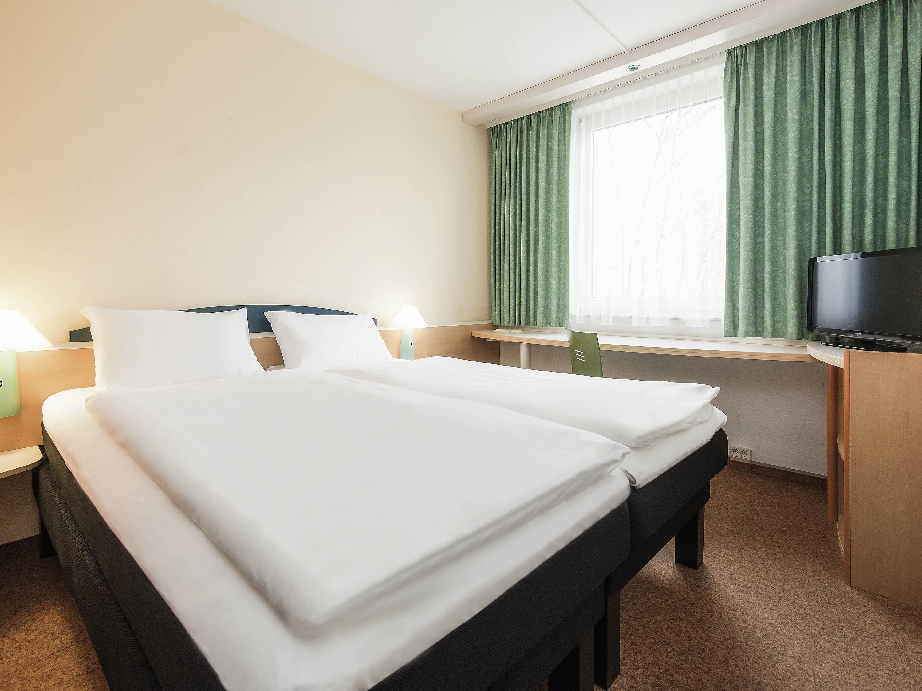 Habitación estándar con 2 camas individuales, 2 camas individuales | Ropa de cama hipoalergénica, escritorio, cortinas opacas