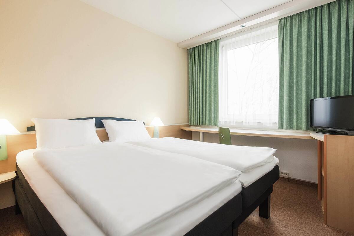 Habitación estándar con 2 camas individuales, 2 camas individuales | Ropa de cama hipoalergénica, escritorio, cortinas opacas