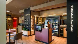 A modern marketplace with a kiosk, shelves of beverages, and a section labeled 'BOWLS'. - ibis Paderborn City (Paderborn)