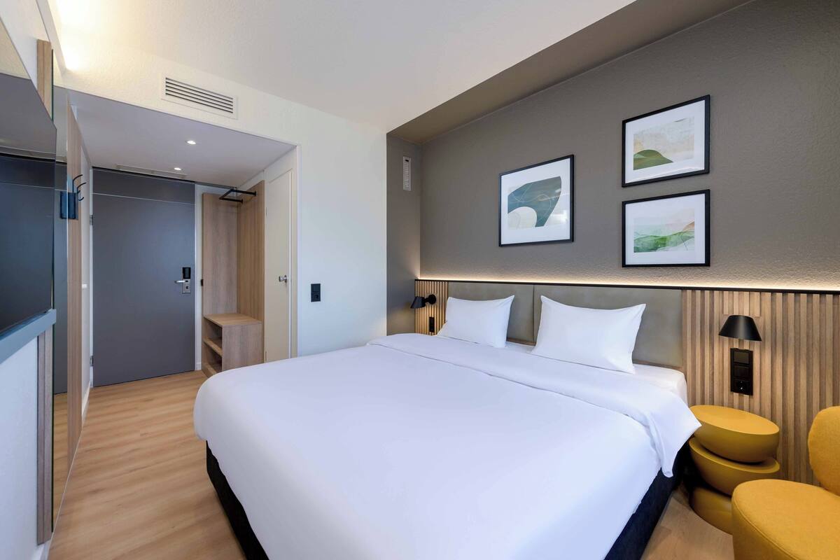 Comfort Room, 1 Double Bed, Courtyard Area | Hypo-allergenic bedding, desk, blackout curtains, soundproofing