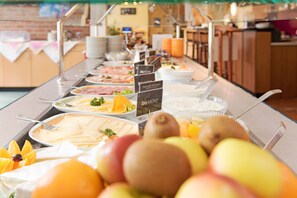 Petit déjeuner buffet (17.50 EUR par personne)