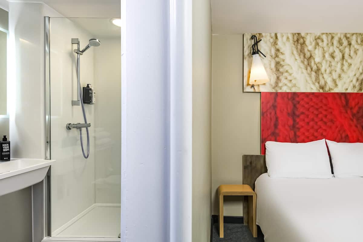 Zimmer, 1 Doppelbett | Schreibtisch, kostenloses WLAN, Bettwäsche, Wecker