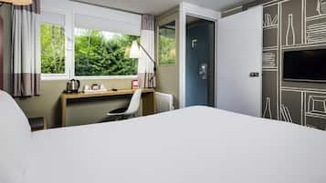 Schreibtisch, kostenloses WLAN, Bettwäsche, Wecker