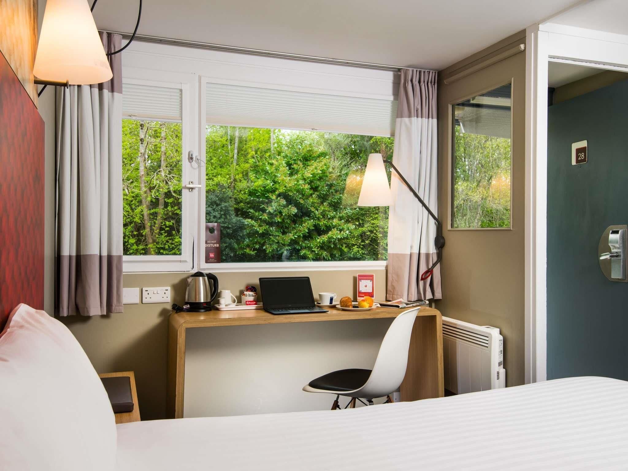 Chambre avec lits jumeaux, 2 lits une place | Bureau, Wi-Fi gratuit, draps fournis, réveils