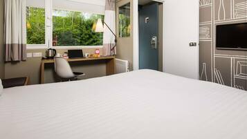 Zimmer, 1 Doppelbett | Schreibtisch, kostenloses WLAN, Bettwäsche, Wecker