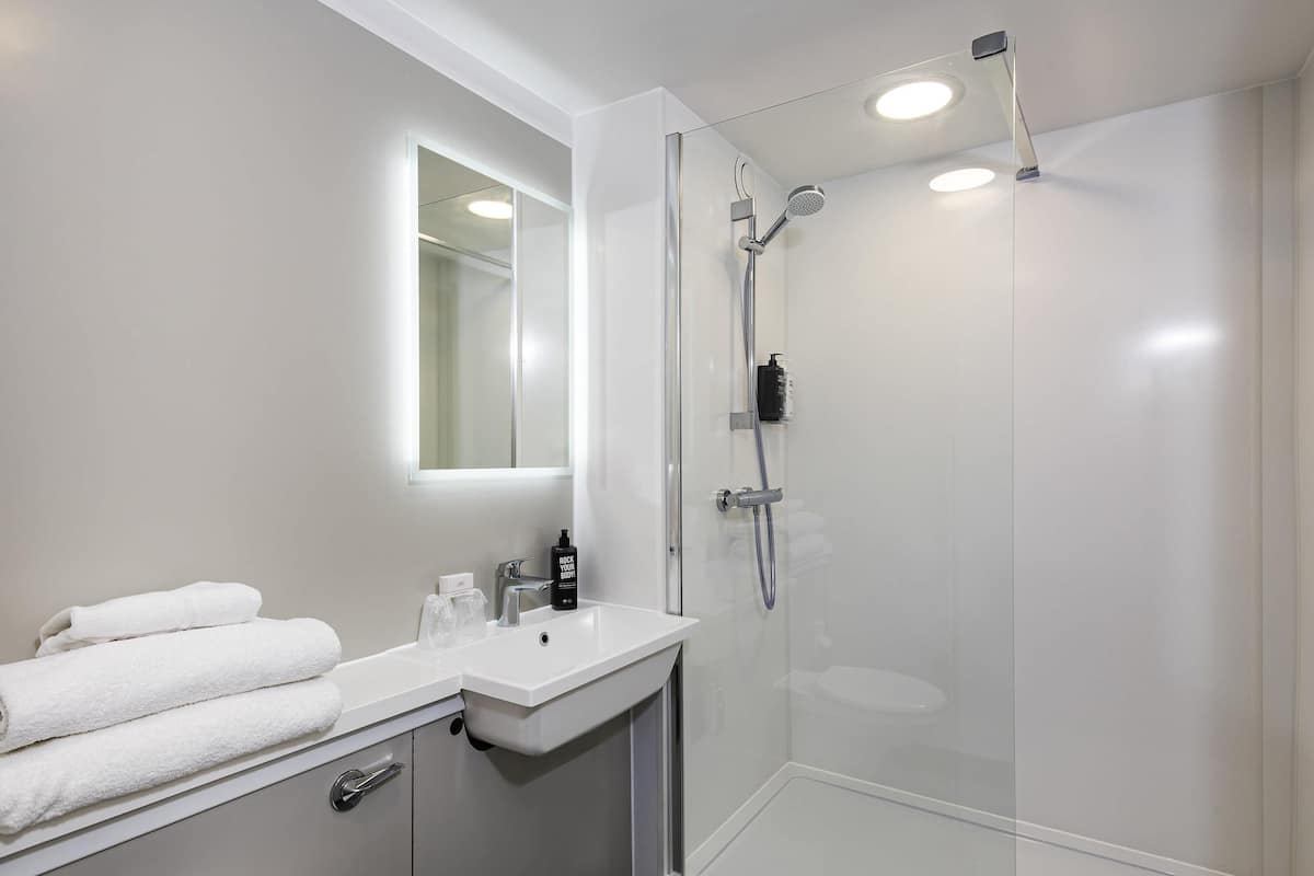 Zweibettzimmer, 2 Einzelbetten | Schreibtisch, kostenloses WLAN, Bettwäsche, Wecker