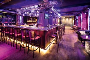 Serve café da manhã, almoço e jantar 