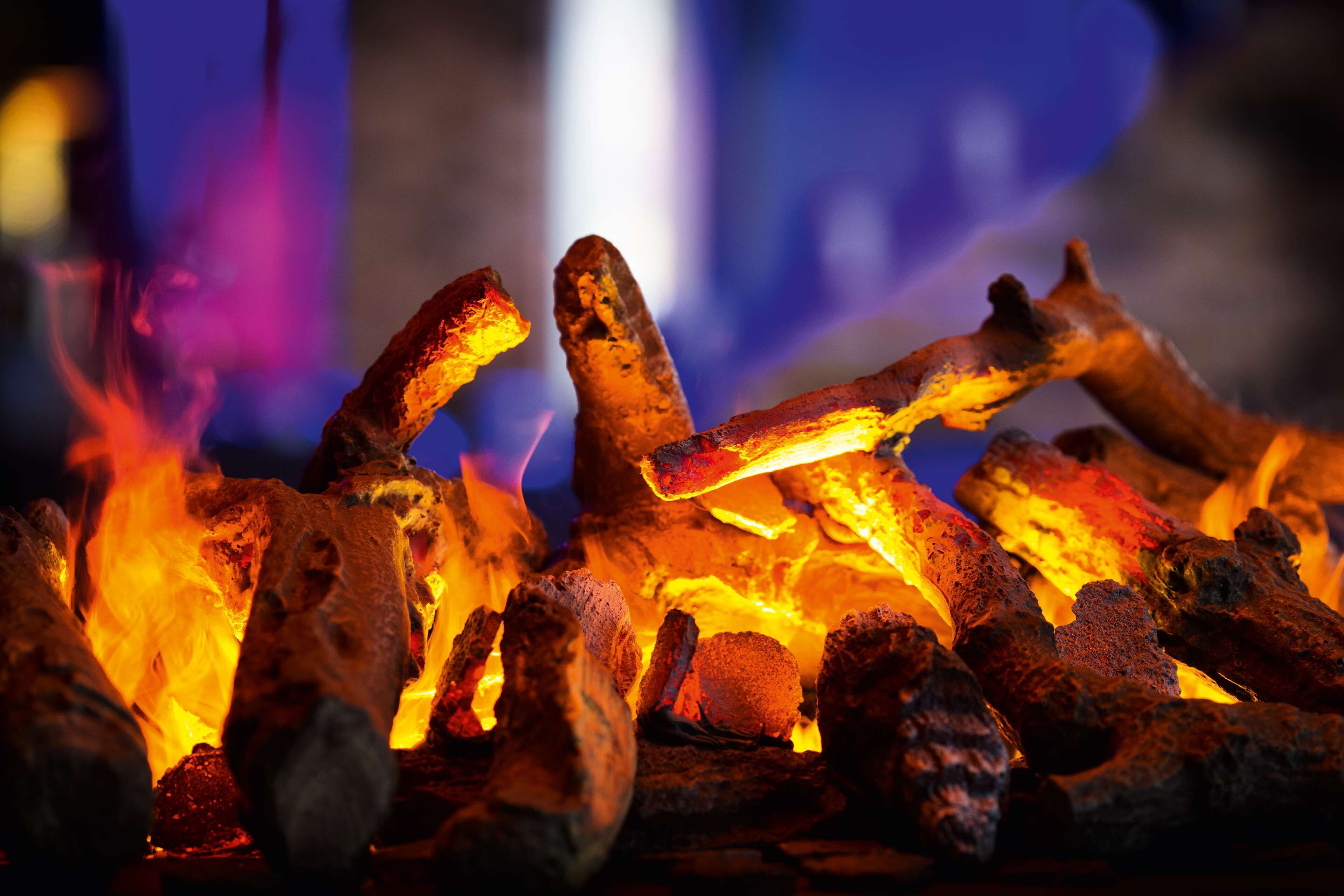 serves breakfast, lunch and dinner