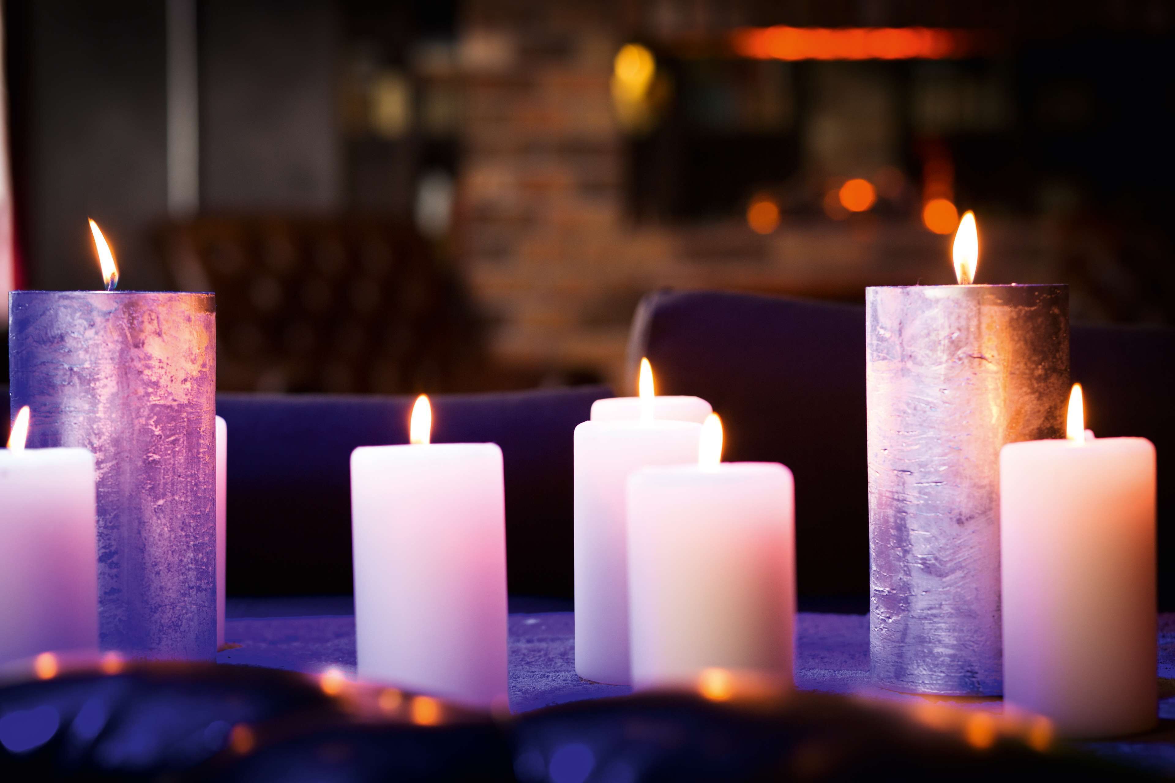 serves breakfast, lunch and dinner