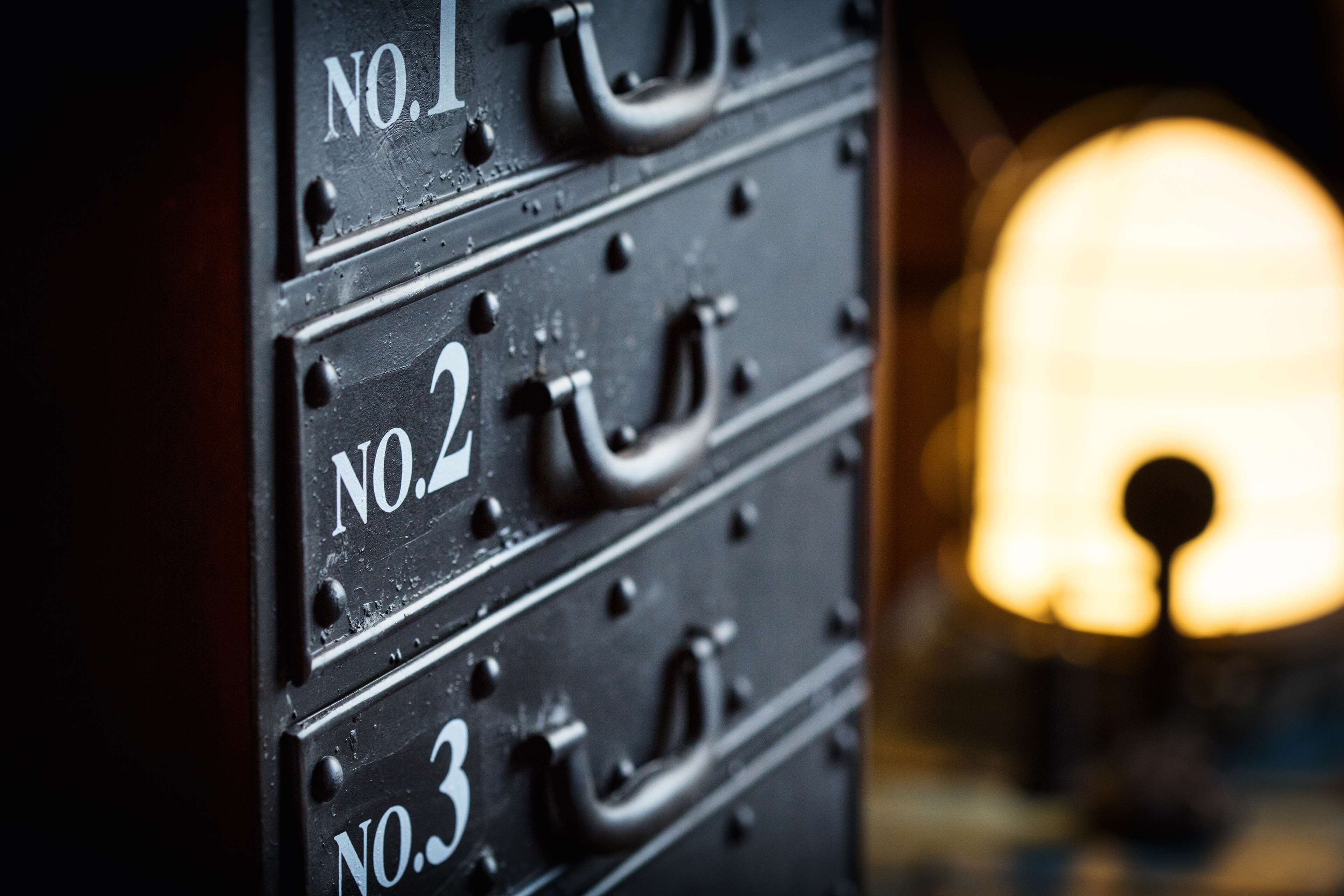 serves breakfast, lunch and dinner