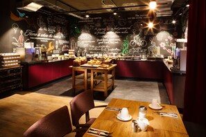 Buffet breakfast on weekdays (EUR 16 per person)