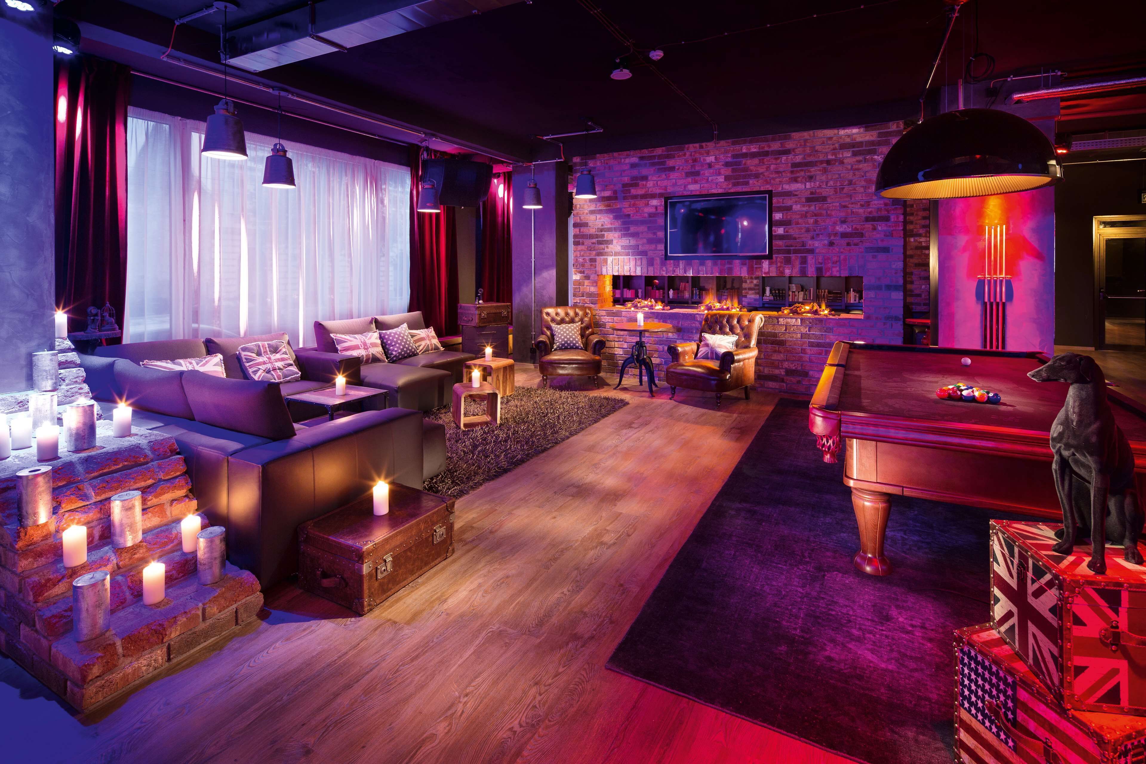 serves breakfast, lunch and dinner