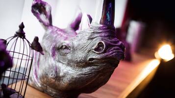 Una scultura di una creatura mitologica con corna e una gabbia.