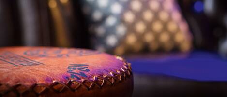 Primer plano de un balón de cuero con costuras y texto, sobre un fondo desenfocado con efecto bokeh.