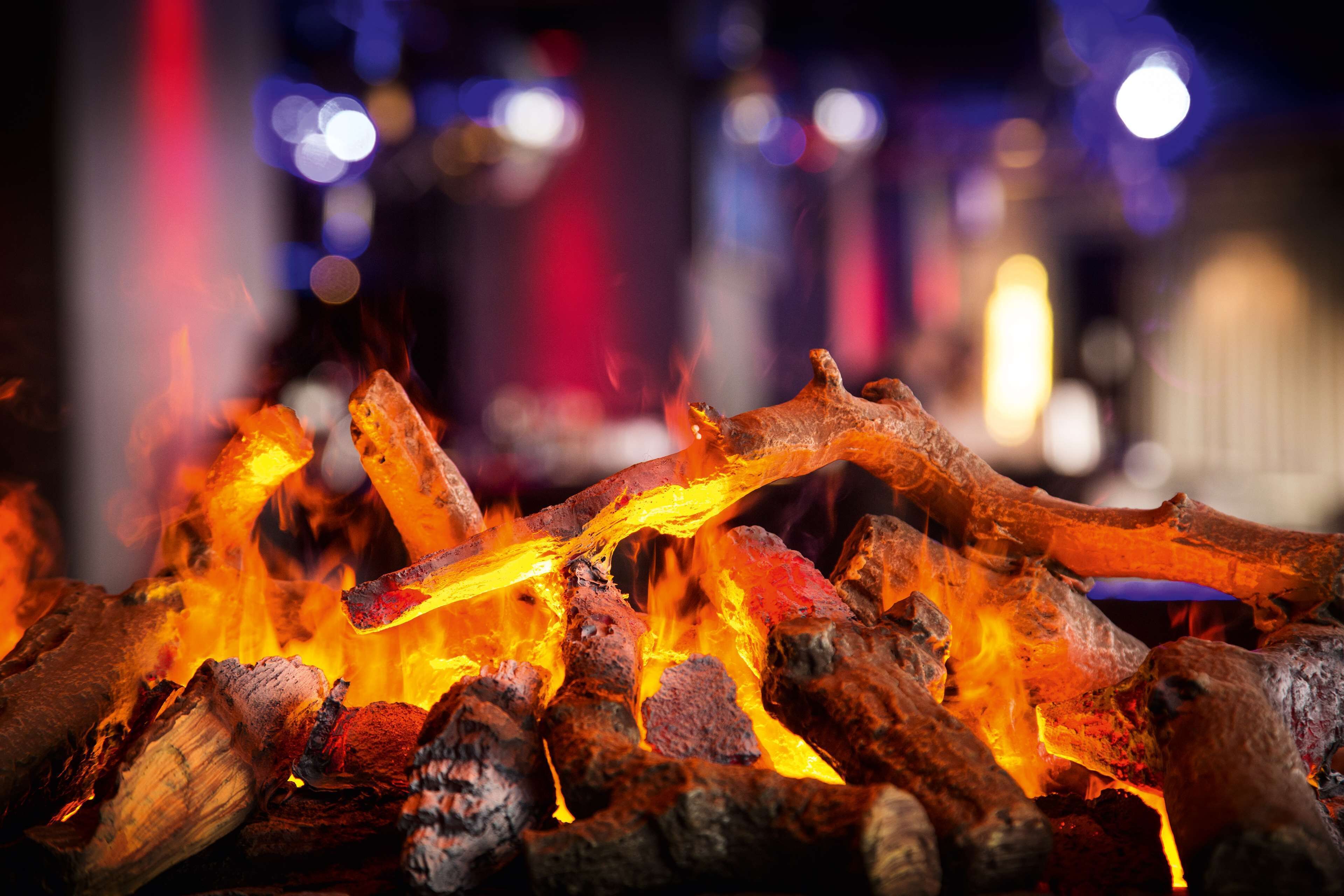 serves breakfast, lunch and dinner