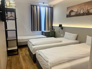 Triple Room | In-room safe, desk, cribs (free), WiFi (free) - Plaza Inn Ludwigsfelde Berlin Süd (Ludwigsfelde)