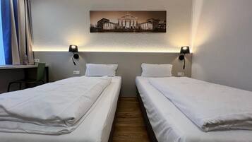 Zweibettzimmer | Zimmersafe, Schreibtisch, kostenlose Babybetten, kostenloses WLAN