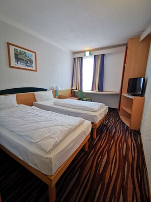 Twin Room | In-room safe, desk, free WiFi, alarm clocks